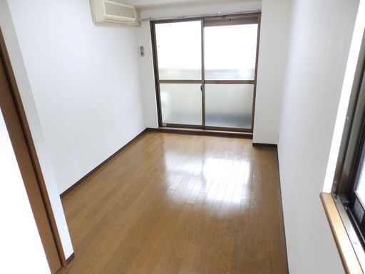 神戸市灘区烏帽子町２丁目の賃貸マンションの居間・リビング