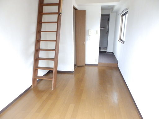 神戸市灘区烏帽子町２丁目の賃貸マンションの居間・リビング