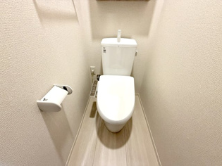 温水洗浄便座付きのトイレです♪