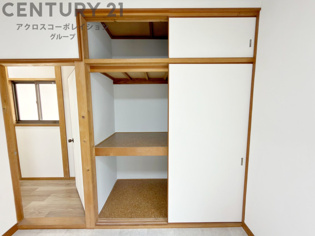 押入れは季節の衣類、寝具などを収納できます。伝統的な美しさと実用性が融合し、収納物を保護する調湿・換気効果があります。使い方によっては書類や小物なども効果的に整理でき空間を有効活用できます。