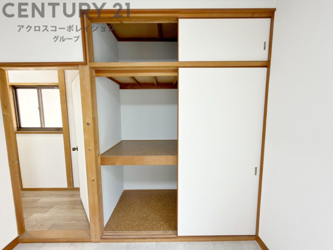 押入れは季節の衣類、寝具などを収納できます。伝統的な美しさと実用性が融合し、収納物を保護する調湿・換気効果があります。使い方によっては書類や小物なども効果的に整理でき空間を有効活用できます。