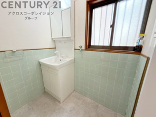 洗濯物の仕分け作業がしやすく、整理整頓が容易になります。洗濯音や湿気を他の部屋に持ち込まず、生活環境を快適に保ちます。上部を活用すれば収納スペースを確保でき洗剤や洗濯用品の整理もしやすくなります。