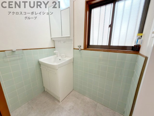 洗濯物の仕分け作業がしやすく、整理整頓が容易になります。洗濯音や湿気を他の部屋に持ち込まず、生活環境を快適に保ちます。上部を活用すれば収納スペースを確保でき洗剤や洗濯用品の整理もしやすくなります。