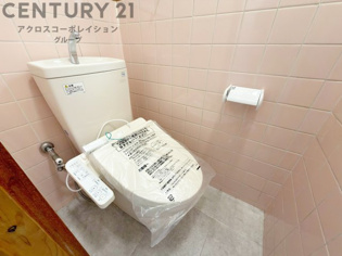 温水洗浄便座付トイレは温水洗浄機能により、暖かい水でおしりを洗浄することができ、冷たい水を使う従来の便座に比べ、温水洗浄機能で暖かいトイレを提供し、快適な使用を可能にします。