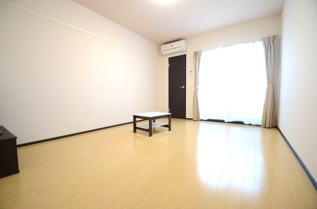 【居間・リビング】 | クレイノステラ　庭瀬 | 写真と現状が異なる場合は現状を優先