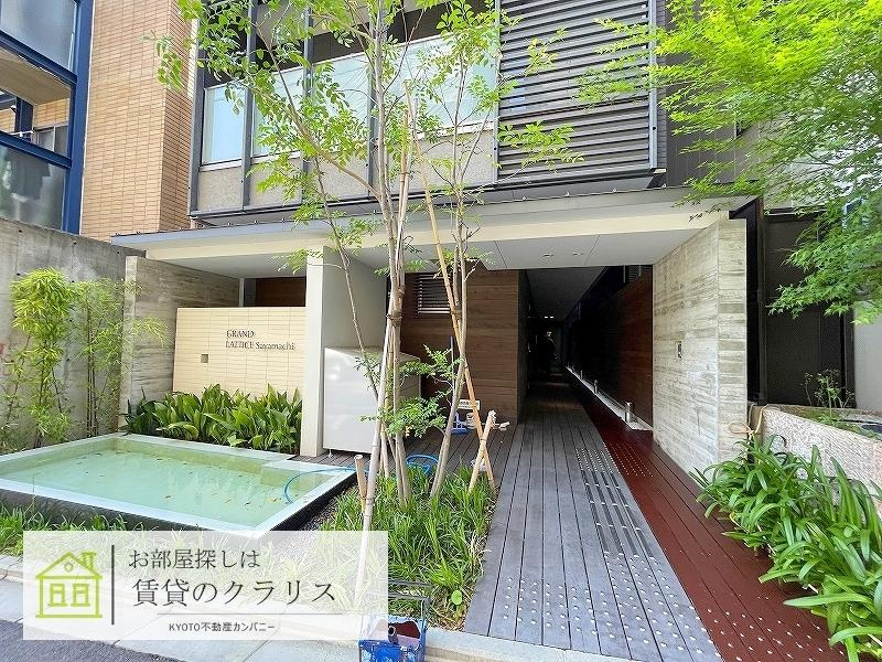 グランドラティス鞘町のエントランス