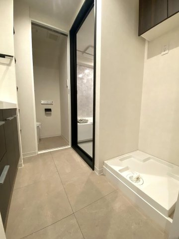 川口栄町グレースマンションの脱衣所|脱衣所
脱衣スペースもしっかり確保されており、脱衣カゴやランドリーラックを置いても窮屈感を感じさせません。