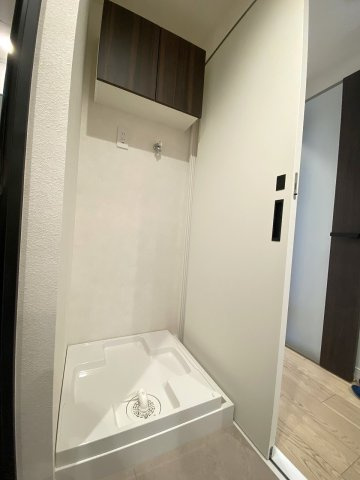 川口栄町グレースマンションのランドリースペース|ランドリースペース
洗濯機置場周辺には洗剤等を置けるスペースがあり、毎日の洗濯作業も効率的に行える設計になっています。
