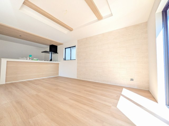 八王子市　楢原町　新築一戸建て　４期の居間・リビング|～16.25帖の明るいLDKで家族団欒の時間をお過ごしいただけます～