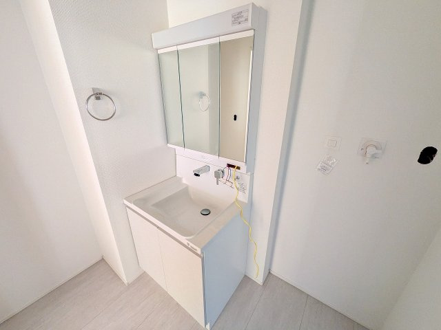 八王子市　楢原町　新築一戸建て　４期の独立洗面台|～３面鏡付きの独立洗面台　細々している物をスッキリ収納出来ます～