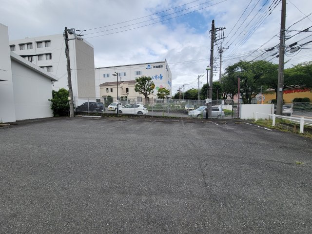 秦野市尾尻の店舗の駐車場