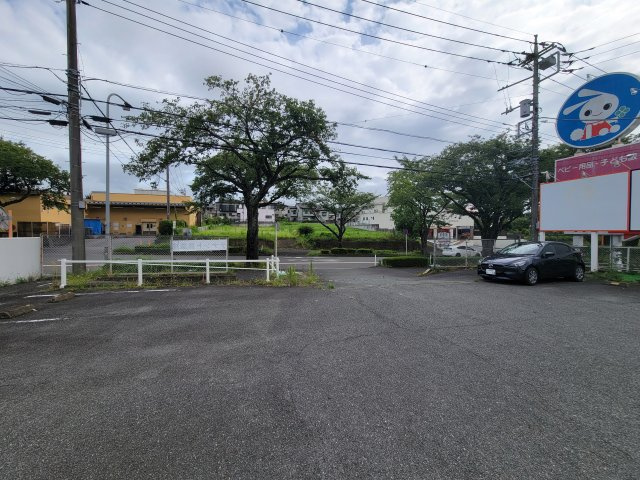 秦野市尾尻の店舗の駐車場