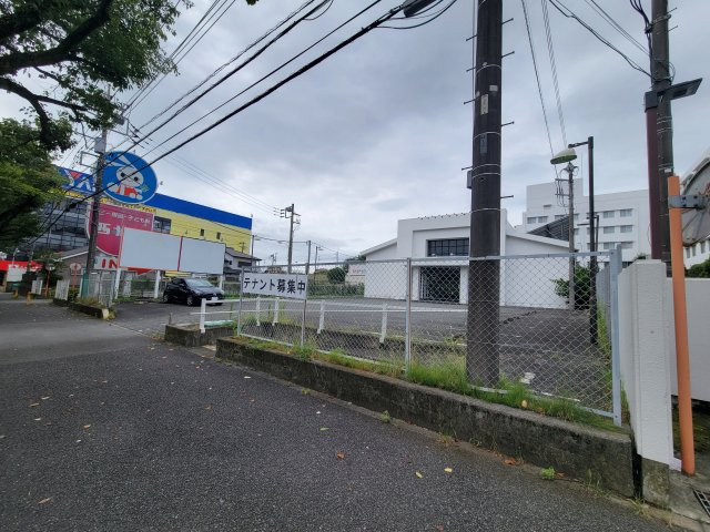 秦野市尾尻の店舗の駐車場