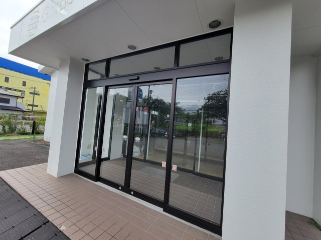 秦野市尾尻の店舗のエントランス