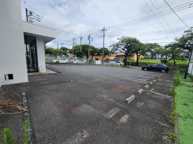 秦野市尾尻の店舗の駐車場