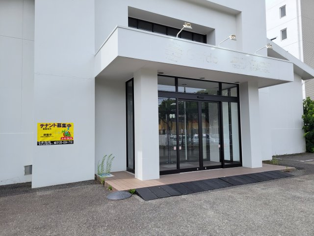 秦野市尾尻の店舗のエントランス