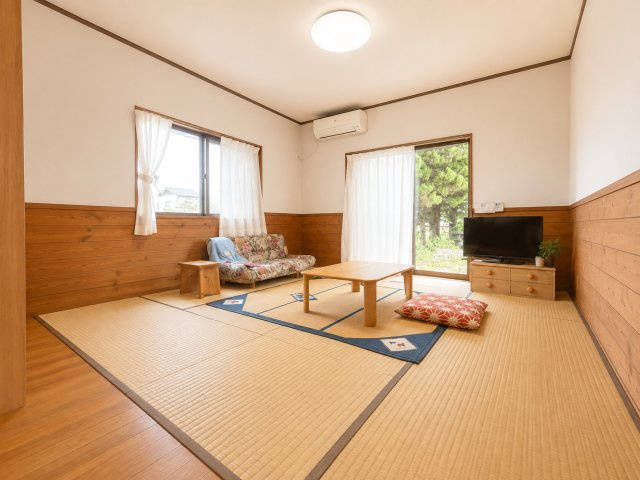 大網白里市北今泉　中古戸建の居間・リビング|※画像の一部はAIを用いて加工・編集しています。実際の状況と異なる場合がありますので、ご了承下さい。