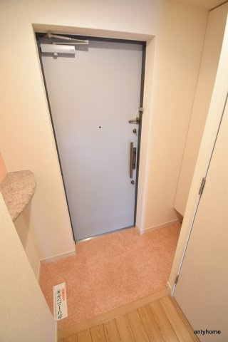 サンロワール江坂　仲介手数料無料の玄関