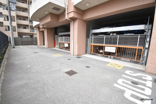 サンロワール江坂　仲介手数料無料の駐車場