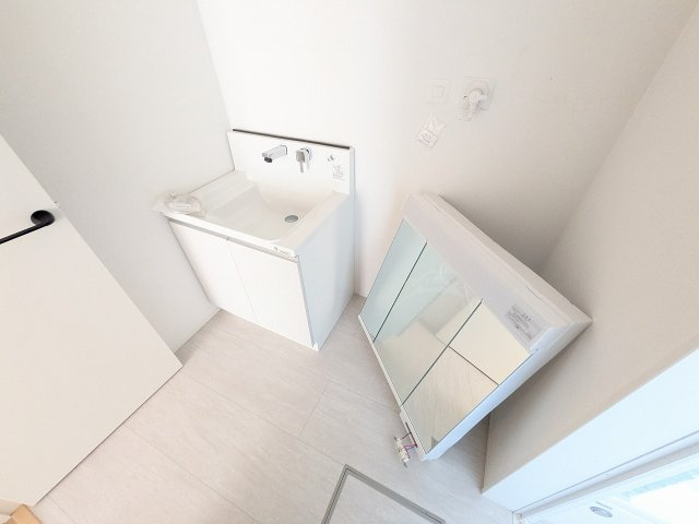 八王子市　楢原町　新築一戸建て　４期の独立洗面台|～３面鏡付きの独立洗面台　細々している物をスッキリ収納出来ます～