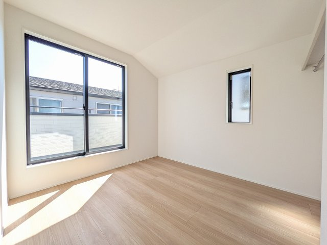 八王子市　楢原町　新築一戸建て　４期のバルコニー|～2階バルコニーに面している5.2帖の洋室です～