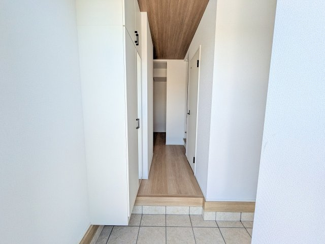 八王子市　楢原町　新築一戸建て　４期の玄関|～玄関入って正面は大型ウォークインクローゼットになっています～
