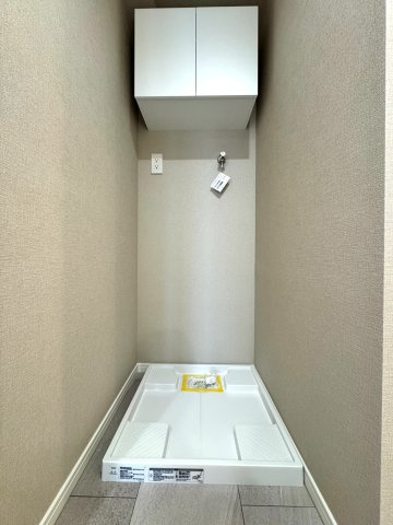 与野リリエンハイムのランドリースペース|ランドリースペース
洗濯機置場を備えたランドリー空間。浴室乾燥機との連携で洗濯の効率がアップします。日々の家事動線がスムーズになるよう配慮された設計です。