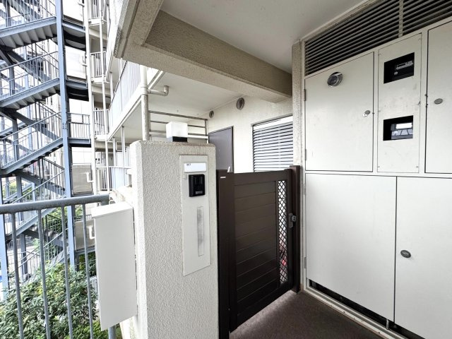 与野リリエンハイムのその他共用部分|玄関ポーチ
4.22m2の専用ポーチが付いたお部屋です。共用廊下からの視線を遮り、戸建てのような独立感とプライベートな暮らしの安心感を高めてくれます。