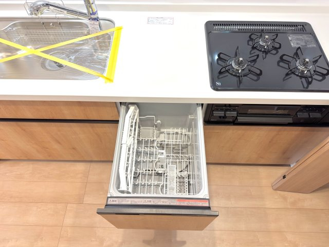 与野リリエンハイムの発電・温水設備|食洗機
システムキッチン標準装備の食洗機。手洗いに比べて節水効果が期待できるほか、食後の片付けの手間を大幅に軽減し、ゆとりの時間を生み出してくれます。