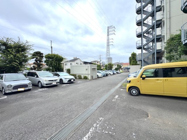 与野リリエンハイムの駐車場|敷地内駐車場（月額7,000円）を完備（※空き状況要確認）。お車をお持ちの方にも嬉しい住環境です。主要道路へのアクセスもスムーズな好立地です。