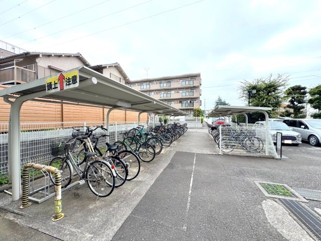 与野リリエンハイムの駐輪場|敷地内駐輪場（月額200円）を設置（※空き状況要確認）。セブンイレブン（徒歩5分）やイオンモール与野など、自転車での日常のお買い物が大変快適です。