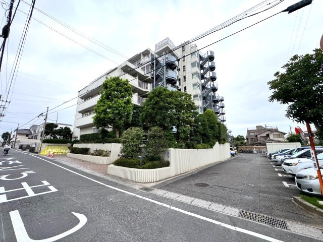 与野リリエンハイムの外観|与野エリアに佇む総戸数89戸のマンション。落ち着いた住環境と便利な立地が魅力です。大切なペットと一緒に暮らせるのも嬉しいポイント（小型犬・猫1匹まで※規約制限あり）。