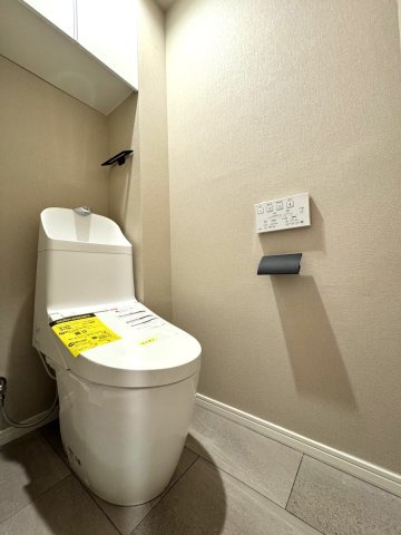 与野リリエンハイムのトイレ|トイレ新規交換
温水洗浄便座付きのトイレへ新規交換予定です。全室クロス貼替と併せて衛生面も刷新され、気持ちよく新生活をスタートしていただける快適な温水洗浄空間です。