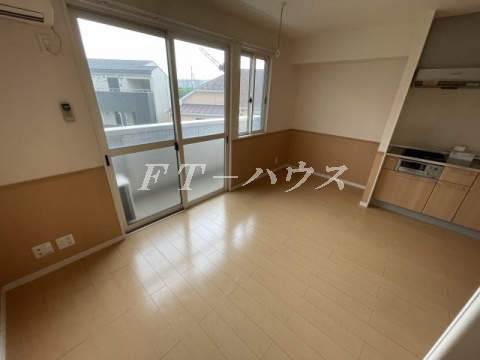 千葉市花見川区幕張町４丁目のアパートの居間・リビング