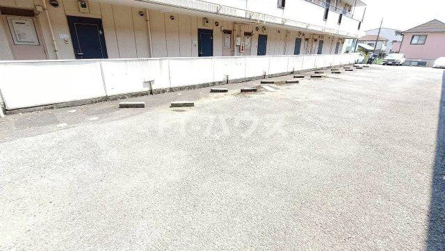 ハイツストーンリークの駐車場