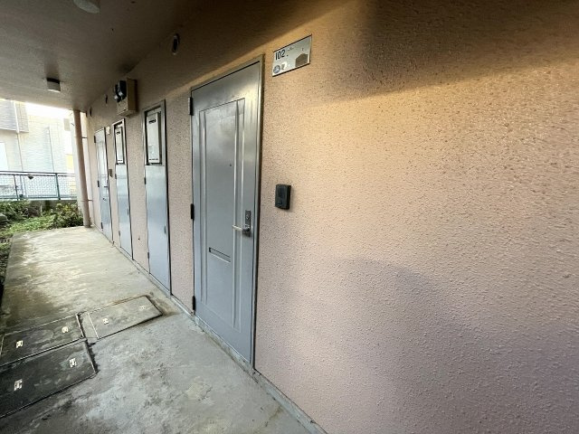 ハイツ久我の玄関