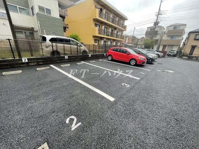 フィエール本郷の駐車場