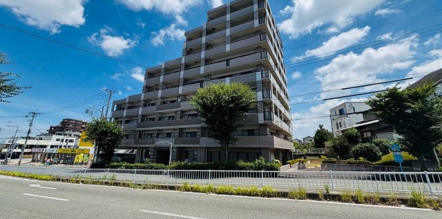 【外観】 | コモドヒル春日 | 徒歩圏内に買い物施設も充実しているので、毎日のお買い物も楽になりそうです