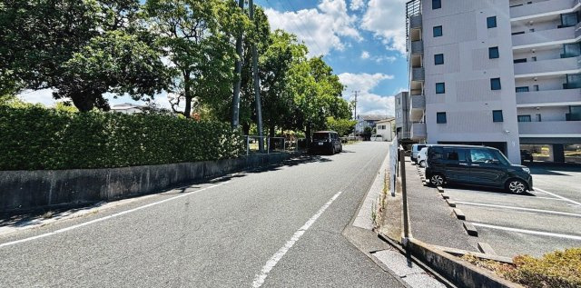 【外観】 | コモドヒル春日 | マンション周辺は落ち着きのある雰囲気で自然も豊かです