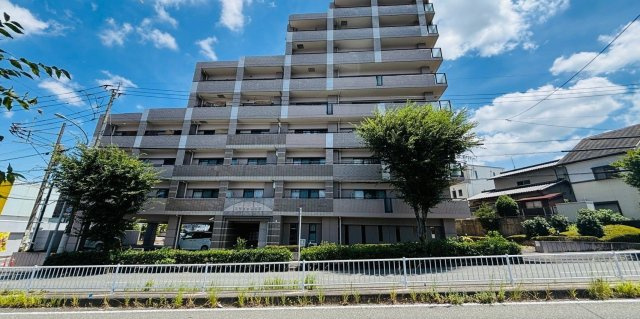 【外観】 | コモドヒル春日 | 春日小学校まで徒歩約4分、周辺にスーパー等買い物施設も充実しています