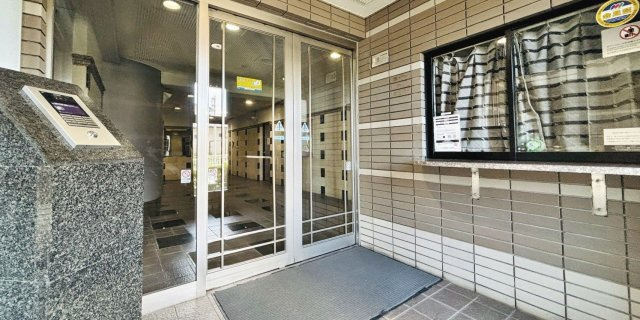 【その他共用部分】 | コモドヒル春日 | 管理人室の前にオートロックがあるので安心です