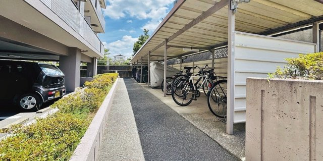 【駐輪場】 | コモドヒル春日 | 屋根付きが嬉しい駐輪場は十分なスペースがあります