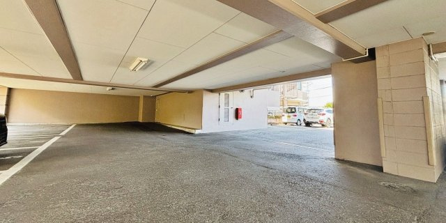 【駐車場】 | コモドヒル春日 | 駐車場は屋根付きで愛車を陽射しや雨から守ります。詳細はお問い合わせください