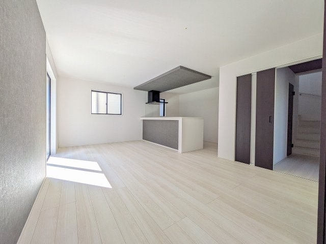 八王子市　楢原町　新築一戸建て　４期の居間・リビング|～16.0帖の明るく開放感のあるLDK、家族団欒の時間をお過ごしいただけます～