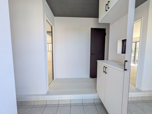 八王子市　楢原町　新築一戸建て　４期の玄関|～シューズインクローク付きでスッキリと片付く玄関～