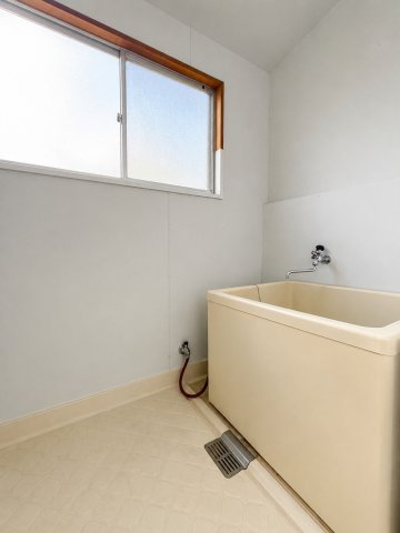 鹿嶋市大字小山　中古戸建の浴室|※画像の一部はAIを用いて加工・編集しています。実際の状況と異なる場合がありますので、ご了承下さい。