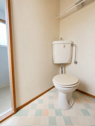 鹿嶋市大字小山　中古戸建のトイレ|※画像の一部はAIを用いて加工・編集しています。実際の状況と異なる場合がありますので、ご了承下さい。