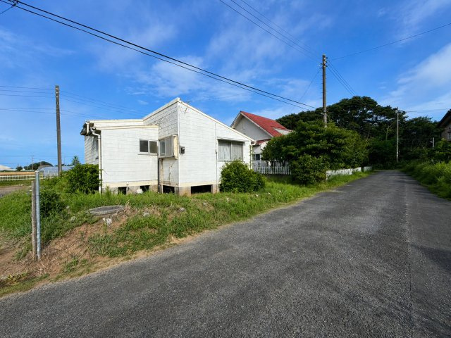 鹿嶋市大字小山　中古戸建の前面道路含む現地写真|※画像の一部はAIを用いて加工・編集しています。実際の状況と異なる場合がありますので、ご了承下さい。