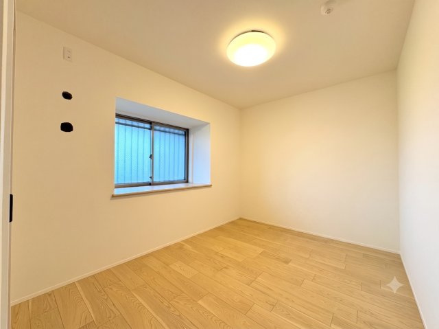 シーズガーデングリーンパティオの子供部屋|洋室①　6帖
6帖の洋室はレイアウトがしやすいシンプルな形状です。各居室に収納スペースを確保しているため、お部屋をすっきり広く使っていただけます。
