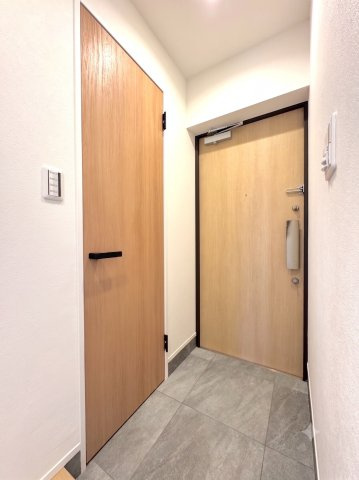 シーズガーデングリーンパティオの玄関|玄関
新規交換の下駄箱を備えた玄関アプローチ。お客様を気持ちよく出迎える明るい玄関で、靴類もすっきりと収納していただけます。